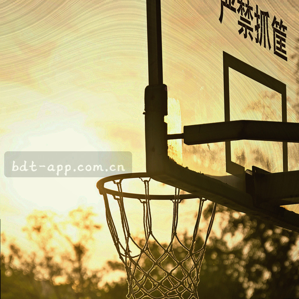 多个抽象数据节点汇聚向同一中心的结构图